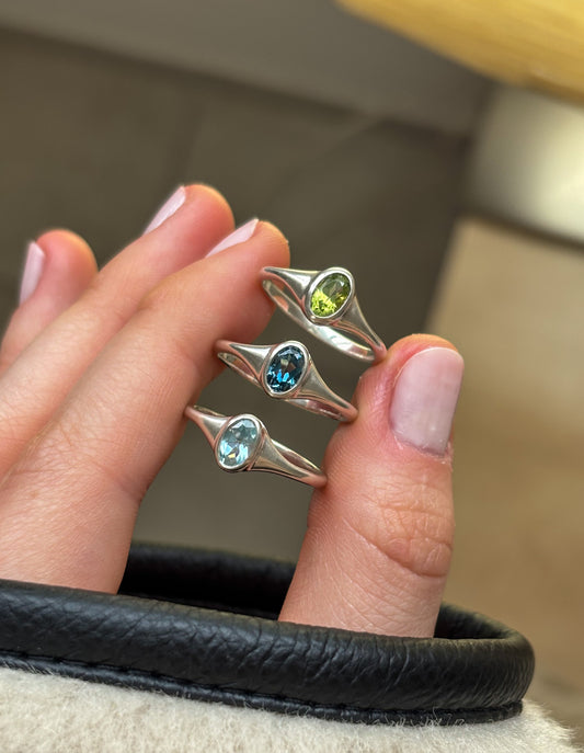 טבעת חותם עדינה משובצת אבן חן