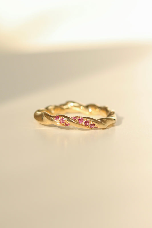 טבעת מסולסלת עם אבני טורמלין ורודות